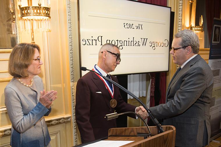 迈克·索索尔斯基总统祝贺毛里齐奥·瓦尔萨尼亚获得华盛顿奖.